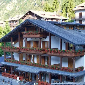 https://hotel-pinete-ristorante-pattinaggio.it-lombardy.com